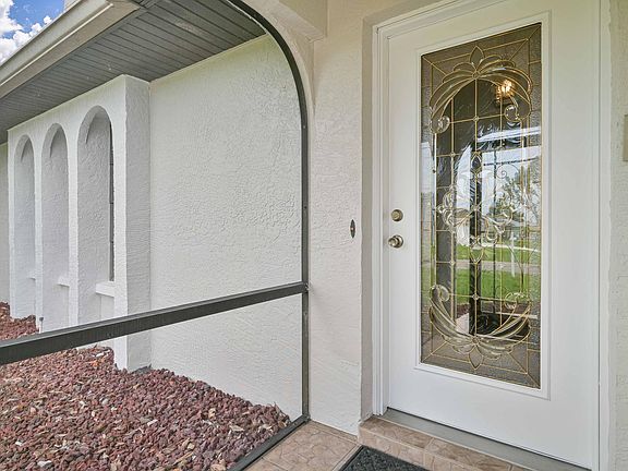 4th image of 634 SE 32nd St