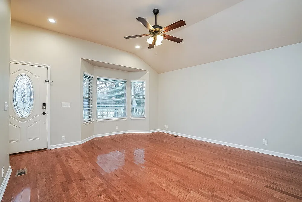 3 bed, 2.0 bath, 1348 sqft, $2,050 — Photo 4