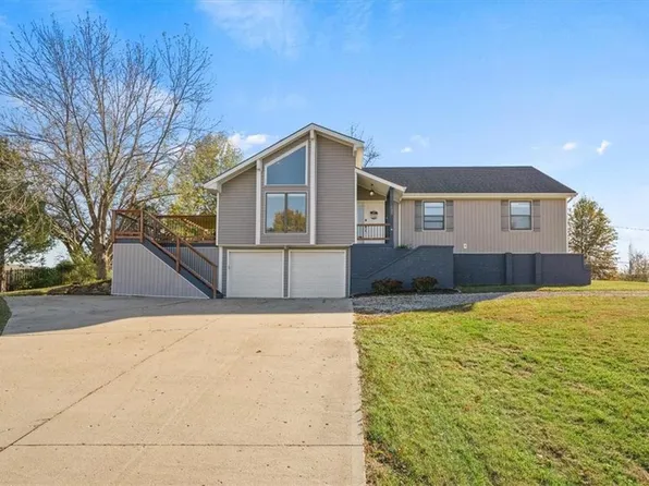 501 Maple Ln, Lansing, KS 66043