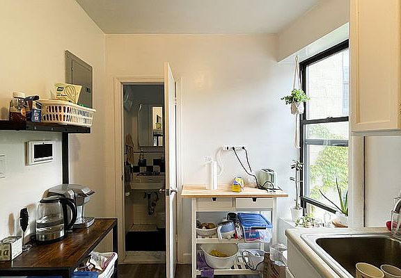 3rd image of 211 W 21st St #3R