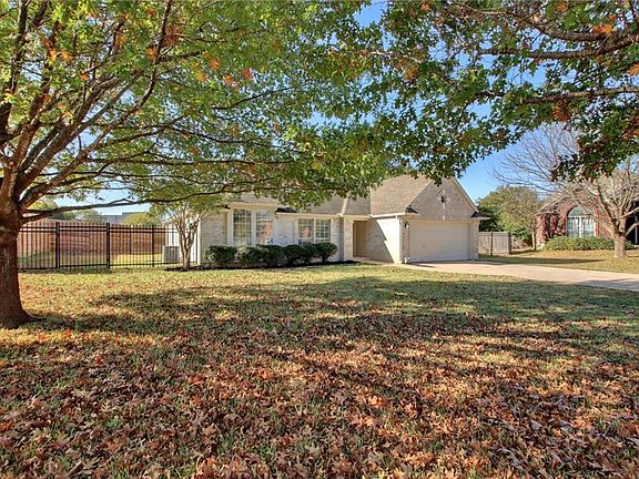 4th image of 901 Oakdale Cir