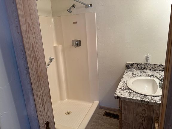 5th image of 949 S Manzanita Ave