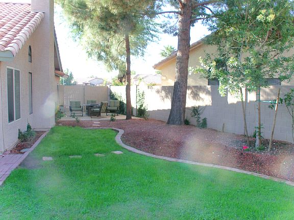 2nd image of 16 E Yvonne Ln