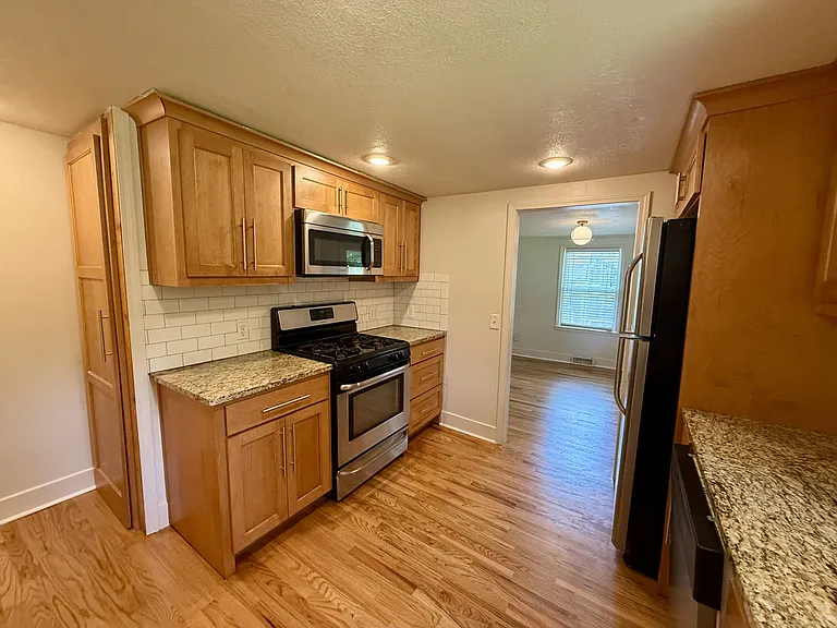 7724 Walnut St — Photo 2