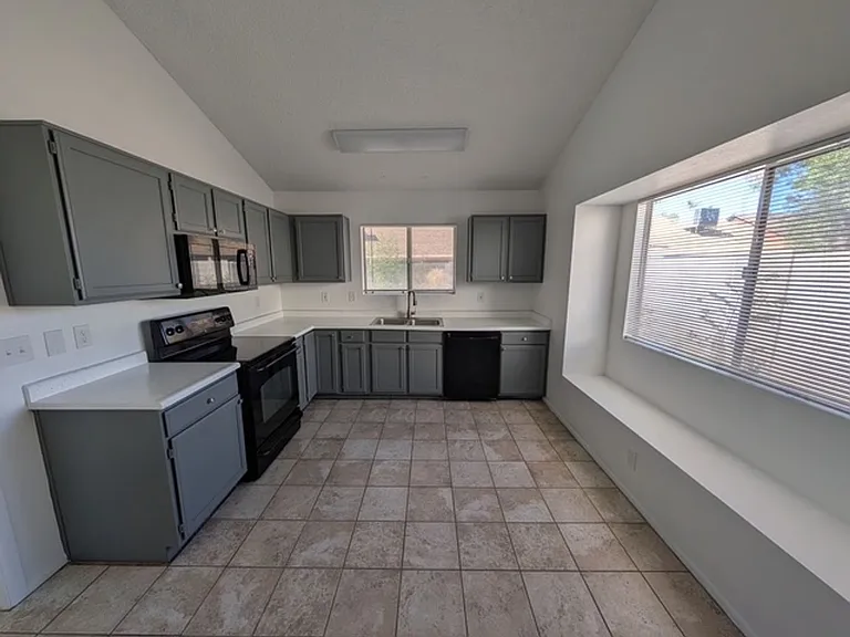 7340 W Tuckey Ln — Photo 3
