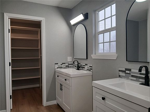 5th image of 902 S Springfield St