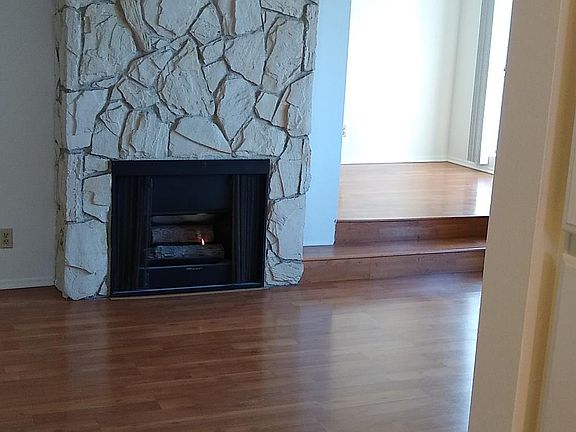 2nd image of 13561 Moorpark St #101