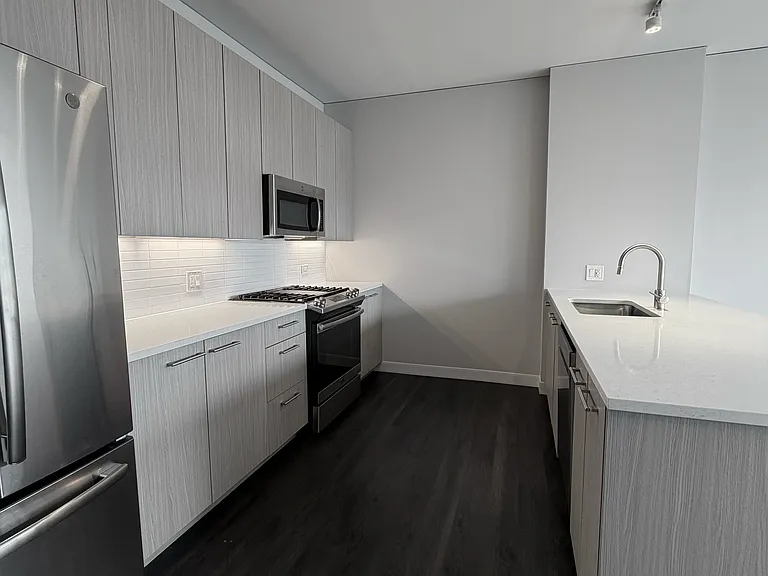 225 S Peoria St — Photo 5
