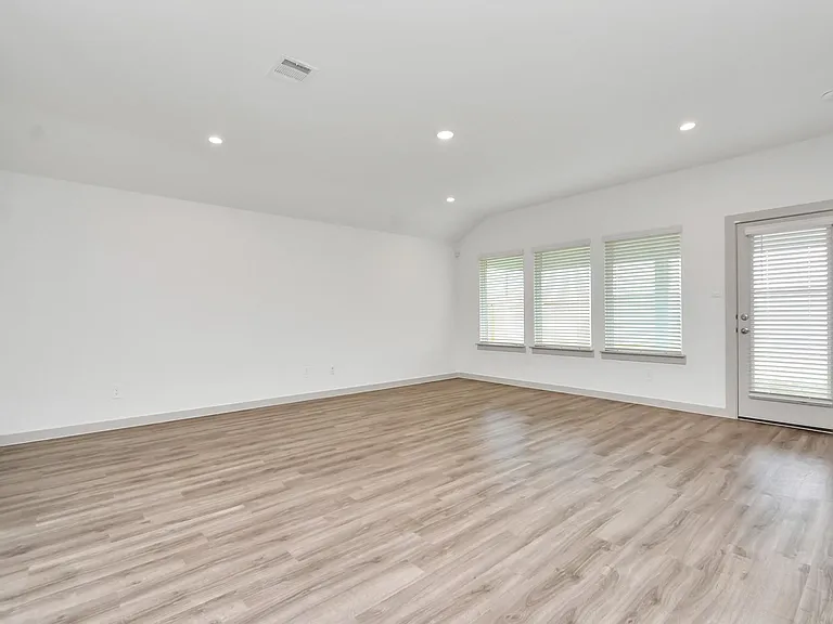 1114 Hughes Crossing Dr — Photo 27