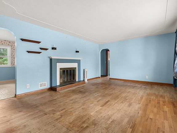 3rd image of 815 Eastfield Dr