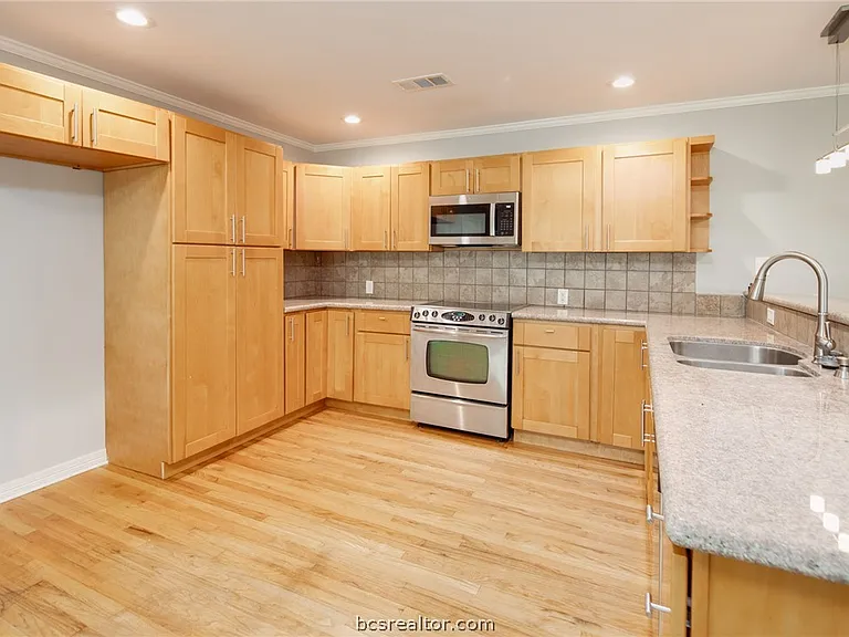 1004 Edgewood Dr — Photo 9