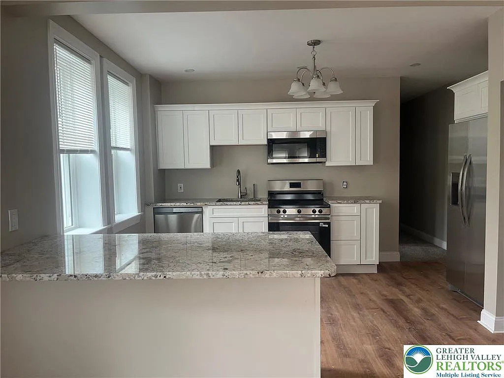 2 bed, 1.5 bath, 960 sqft, $2,100 — Photo 3