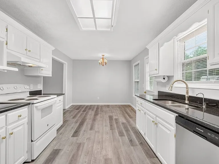 108 Roberts Dr — Photo 6