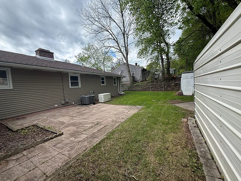 319 Barrington Rd — Photo 5