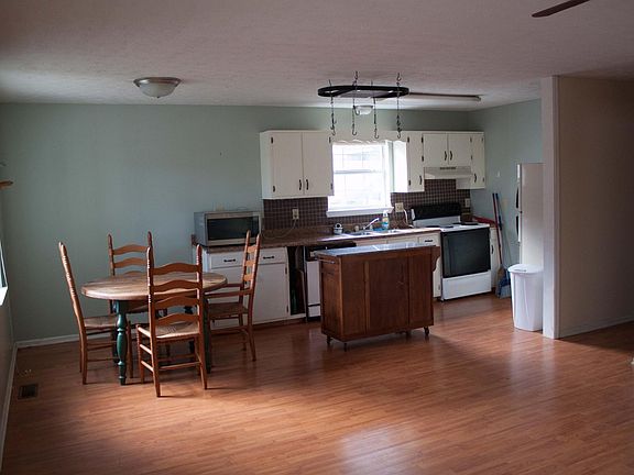 Kitchen. Furniture displayed is included.