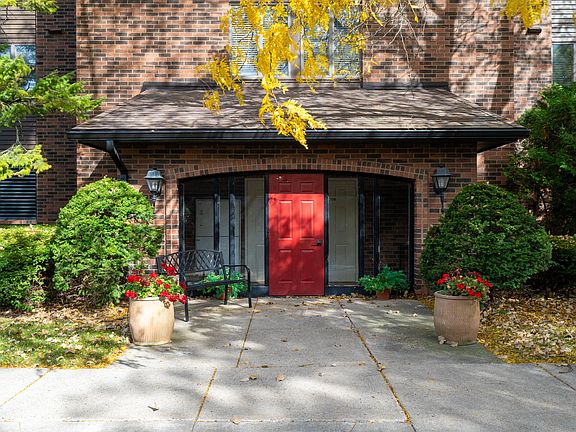 3rd image of 3181 Charlevoix Dr SE Unit 308