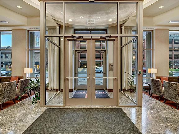 2nd image of 4909 Laclede Ave #905