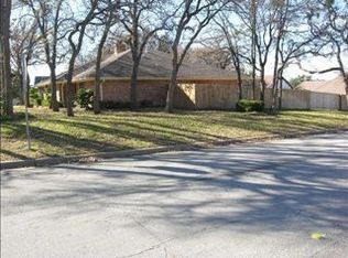 225 Silverleaf Dr, Fort Worth, TX 76112