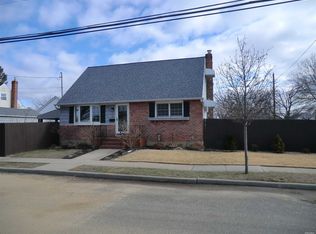 29 Cedar St, Hicksville, NY 11801