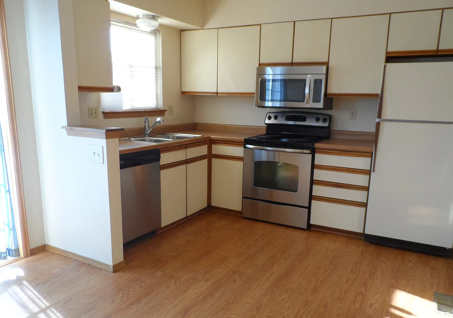 Stylish End Unit with Central Air & Wood Floors in District 20!! — Photo 4