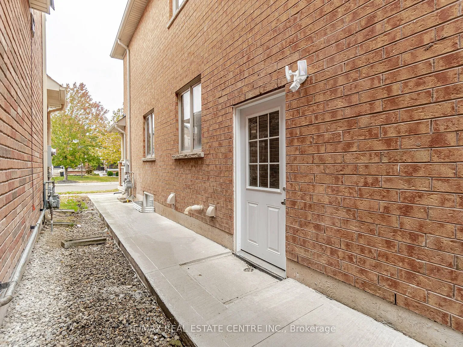 3 bed, $1,800 — Photo 2