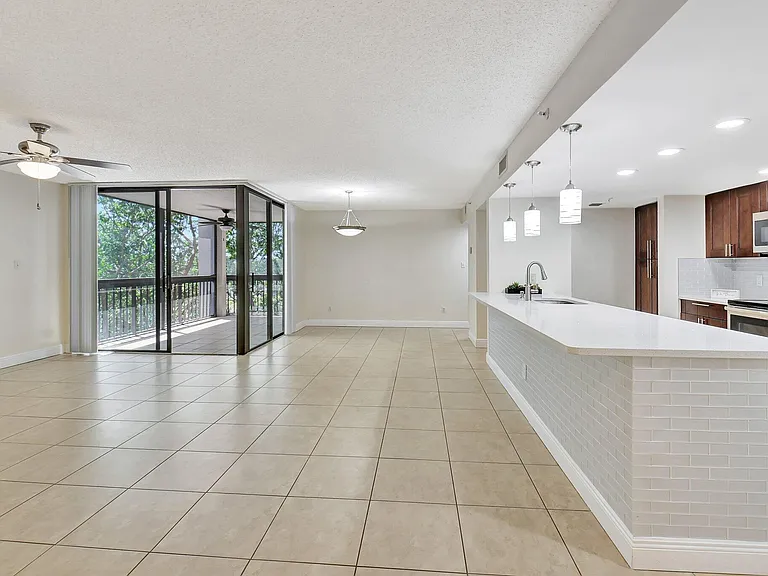 820 Lavers Cir #G402 — Photo 5