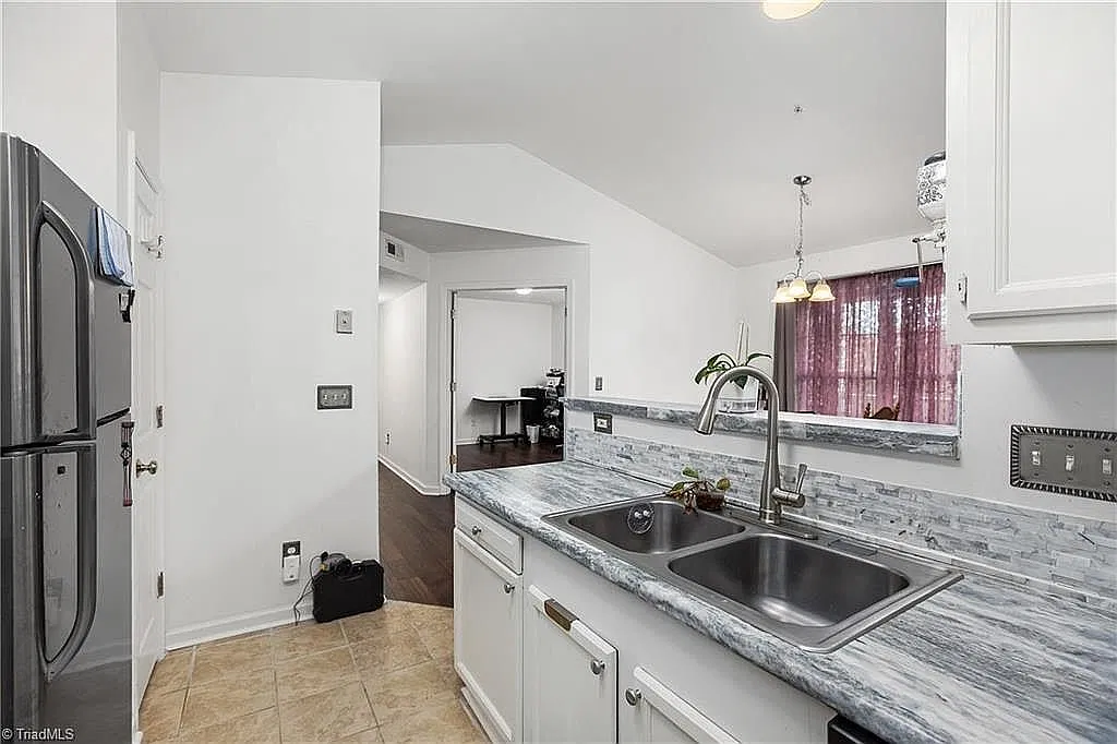 2 bed, 1054 sqft, $1,500 — Photo 2