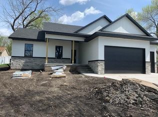 820 Park Ave, Center Point, IA 52213