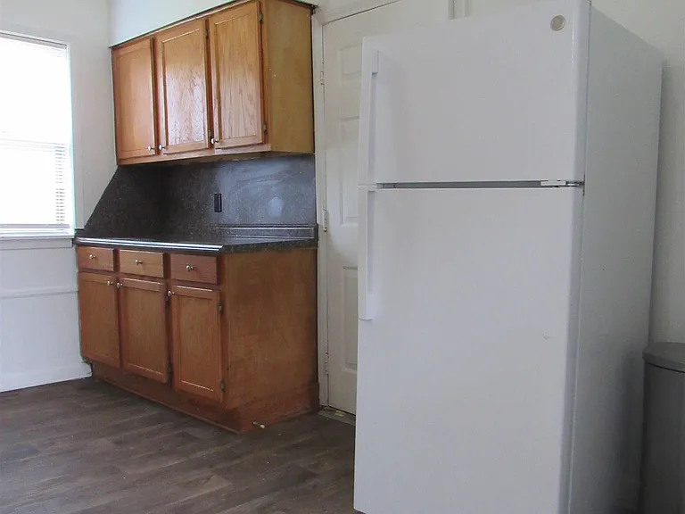 613 Hamburg St — Photo 8