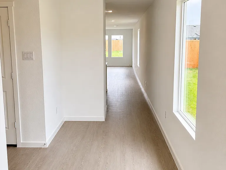 427 Bower Dr — Photo 3