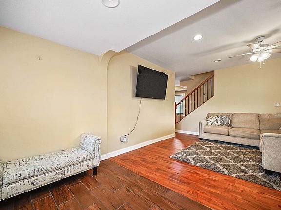 4th image of 9621 S Mayfield Ave