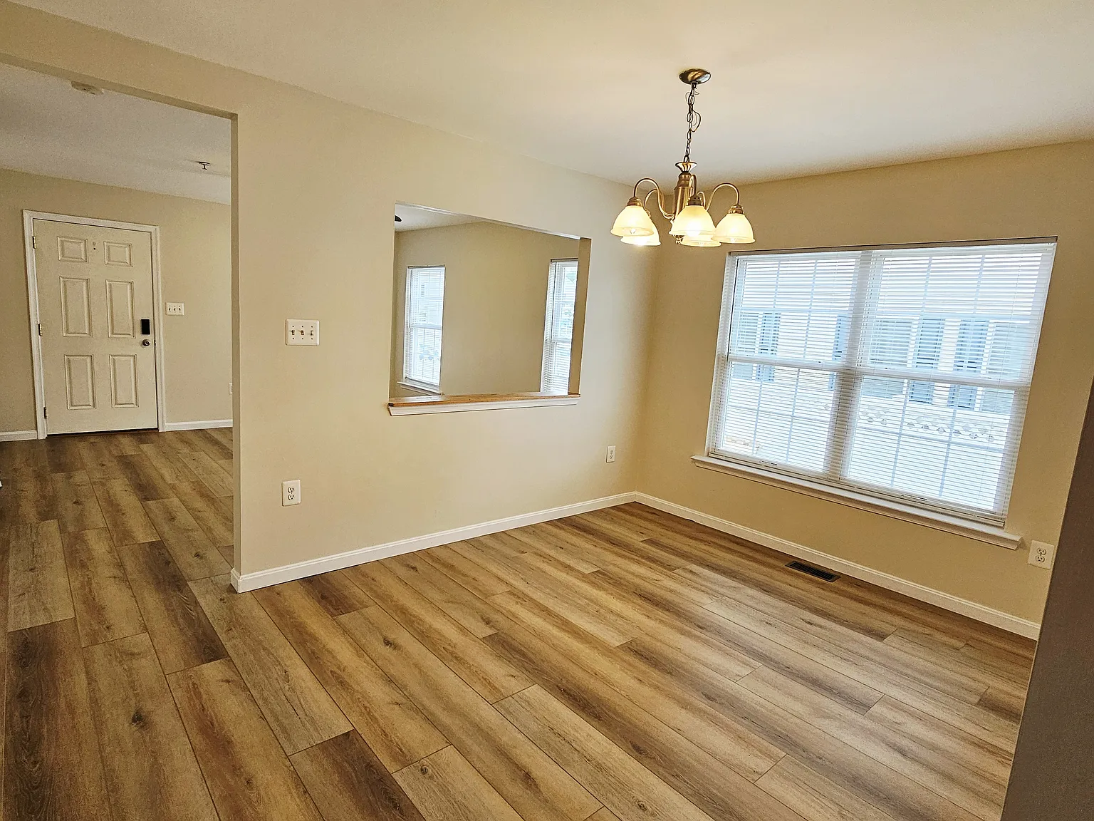 3 bed, 1300 sqft, $2,100 — Photo 4