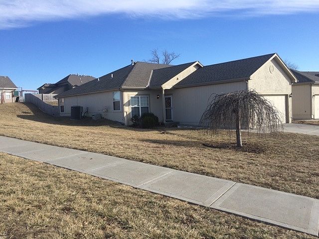 Lovely corner lot, private,