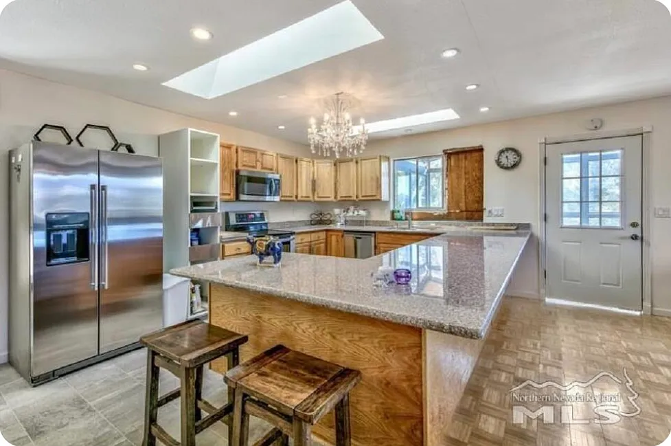 377 Maryanne Dr — Photo 2