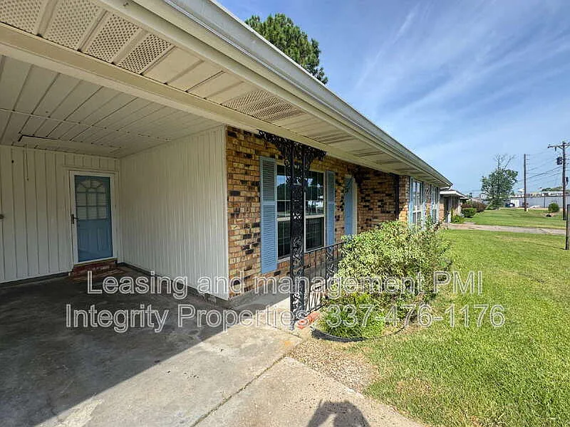 3 bed, 2.0 bath, 1422 sqft, $1,550 — Photo 2