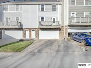 16708 Crown Point Plz, Omaha, NE 68116