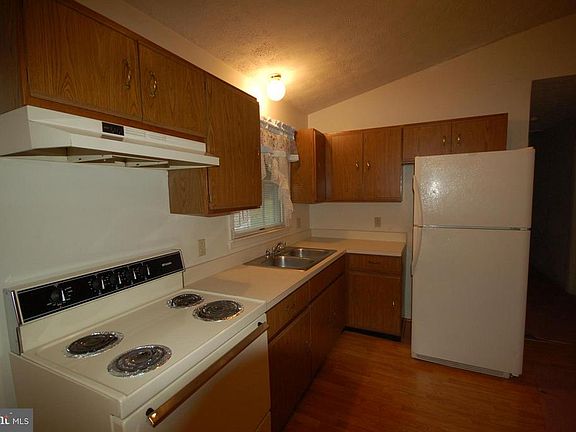 2nd image of 104 Josephine St