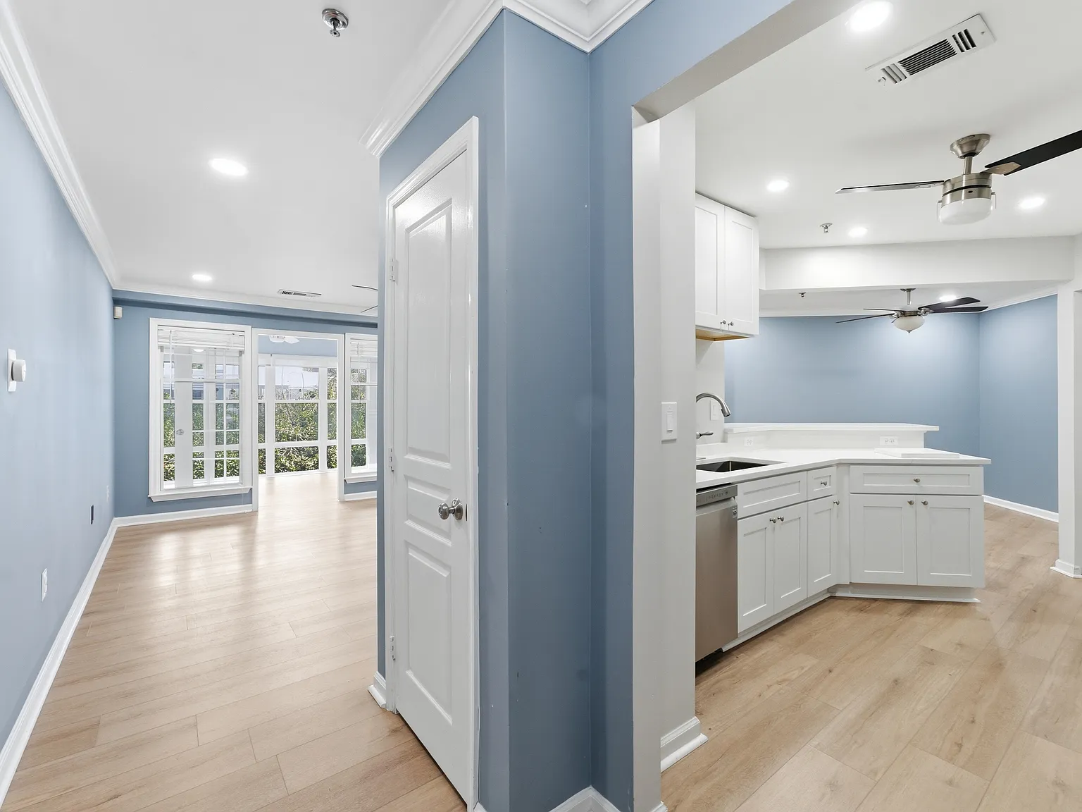 2 bed, 1003 sqft, $2,350 — Photo 3