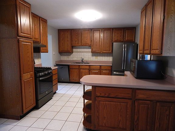 5th image of 4250 Woodlake Dr