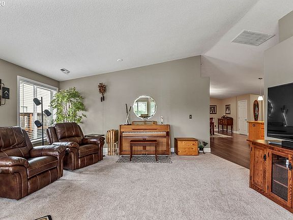 5th image of 2108 Branch Creek Dr