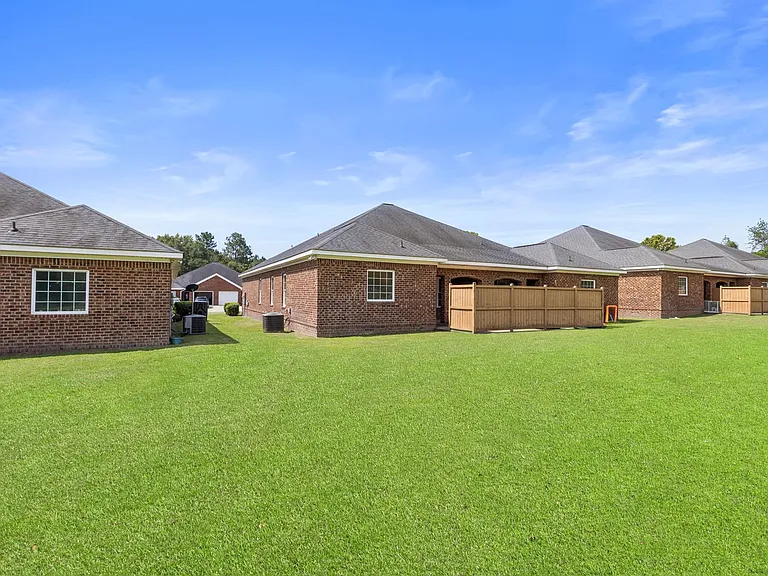102 Ledbury Cv — Photo 24