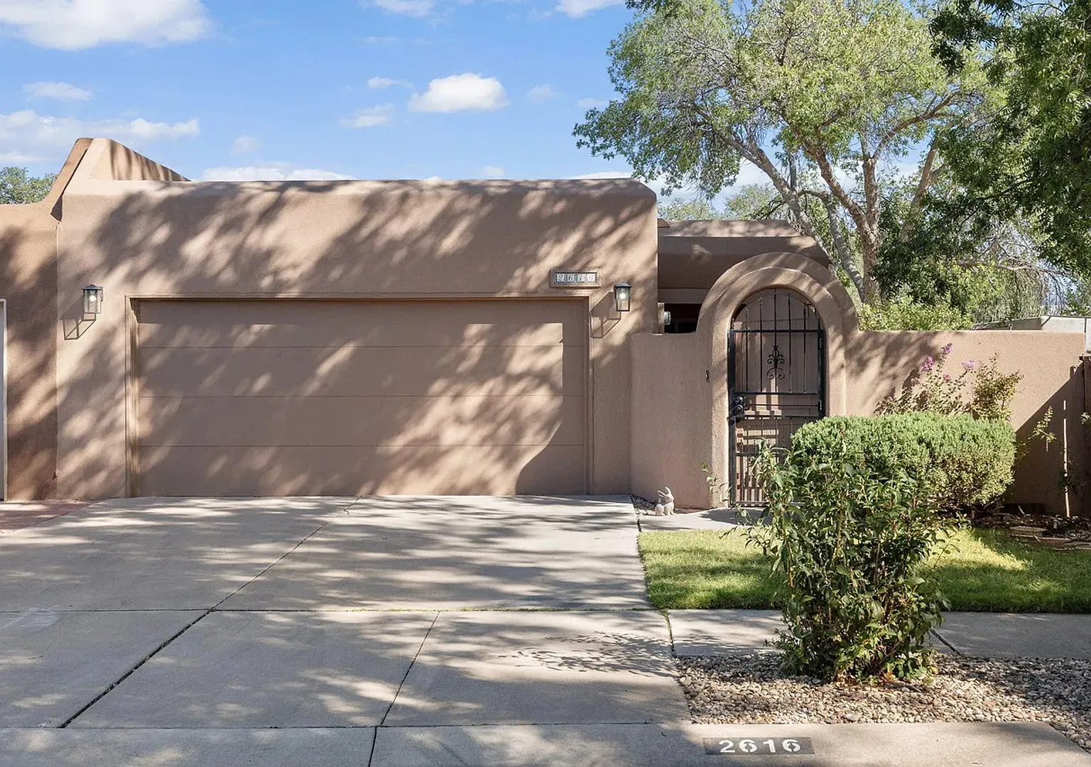 Pending Lease: Adorable Townhome, 2 Master Bedroom Suites To Patio Living — Photo 2