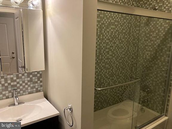 5th image of 1034 E Columbia Ave #1
