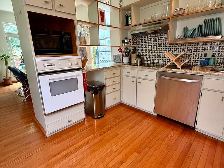 4518 Regent St — Photo 9