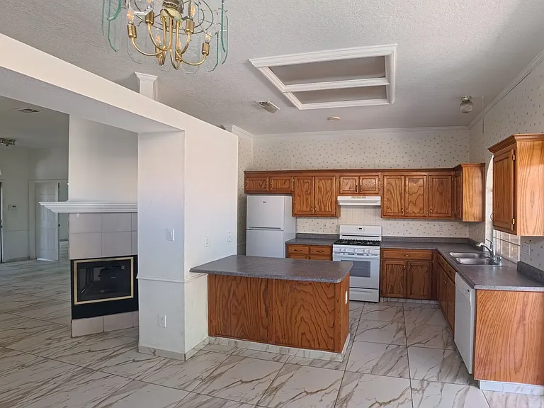 915 Tony Sanchez Dr SE — Photo 18