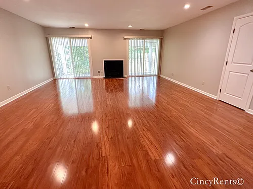 3471 Forestoak Court- 2bd 3ba condo with home office! Private balcony - 2 car garage- Hyde Park a... — Photo 2