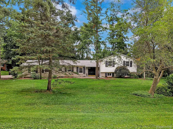 5753 Thorny Ash Rd, Rochester, MI 48306