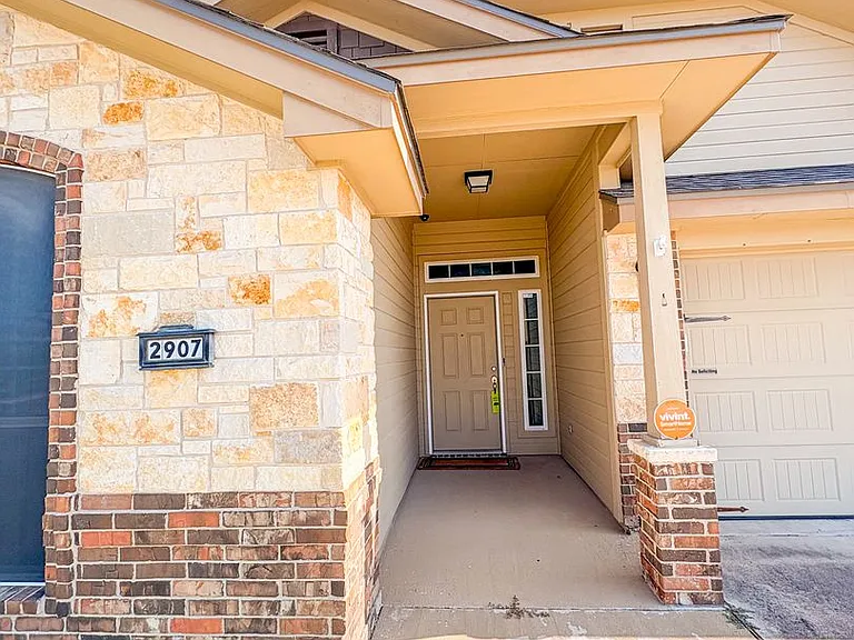 2907 Montague County Dr — Photo 2