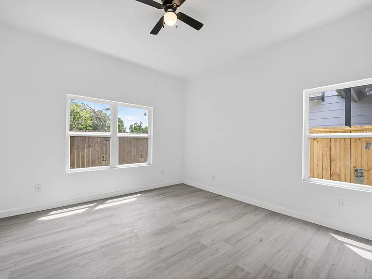 9007 Hilda St — Photo 9