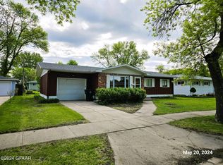 1823 Willow Dr, Grand Forks, ND 58201